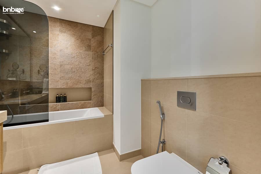 31 Master Bathroom. jpg