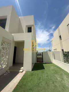 Vacant 4-Bedroom Townhouse in Prime Location, Reem, Town Square