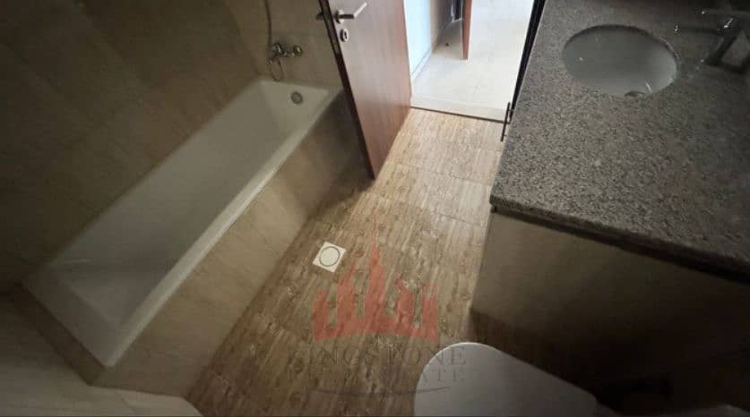 12 washroom. jpg
