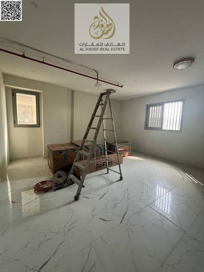 Annual rent in Ajman, Al Jurf 2, near Mohammed Azim Roundabout. Close to the court and university. Excellent finishes. Very clean building. Central ai