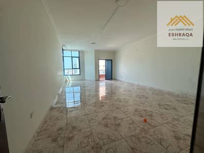 Three rooms, a hall, four bathrooms, a maid's room with built-in wardrobes