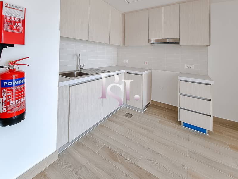 3 water-edge-yas-island-abu-dhabi-kitchen. JPG
