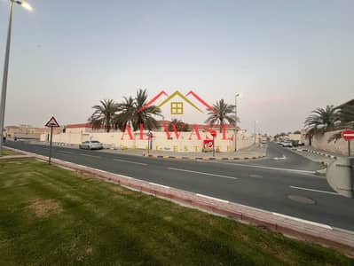 For sale villa in Azra one floor corner on two streets    A great location near the mosque and the garden
