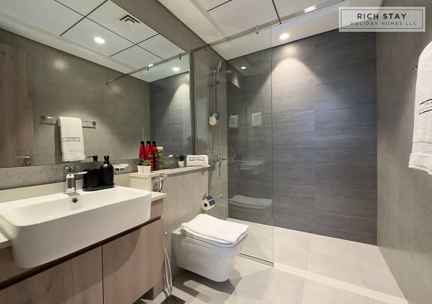 Spacious 1BR | Fully Furnished | Prime Location - Image 11