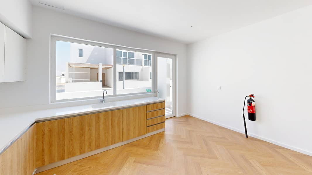 2 Kitchen (1). jpg