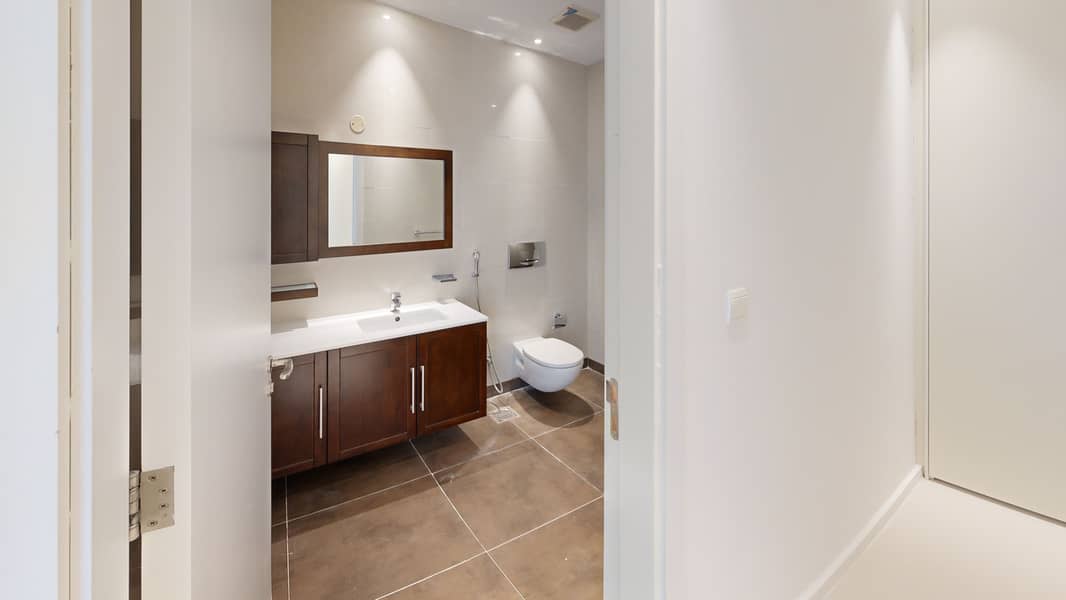 12 Bathroom (10). jpg