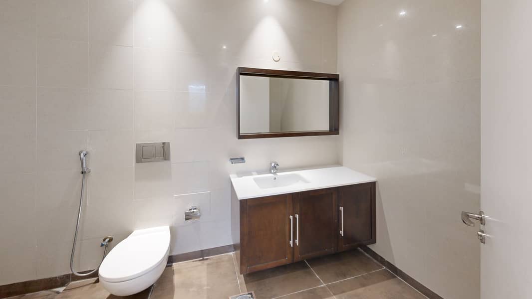 16 Bathroom (6). jpg