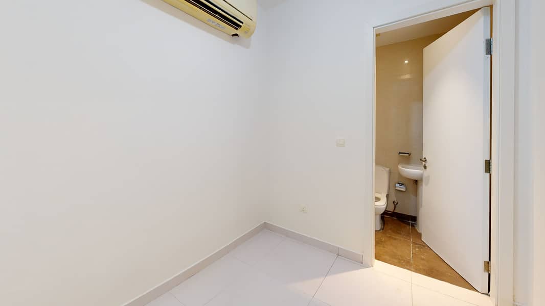 21 Bathroom (5). jpg