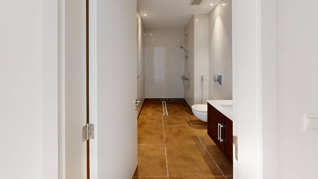 27 Bathroom (3). jpg