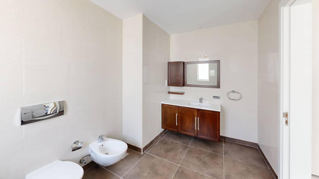 32 Bathroom (1). jpg