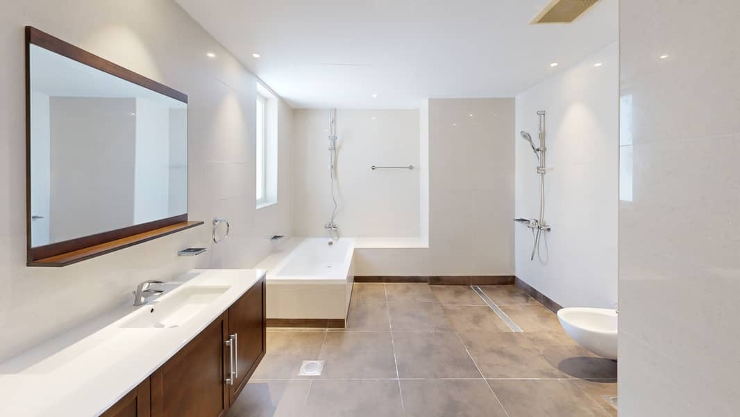 34 Bathroom. jpg