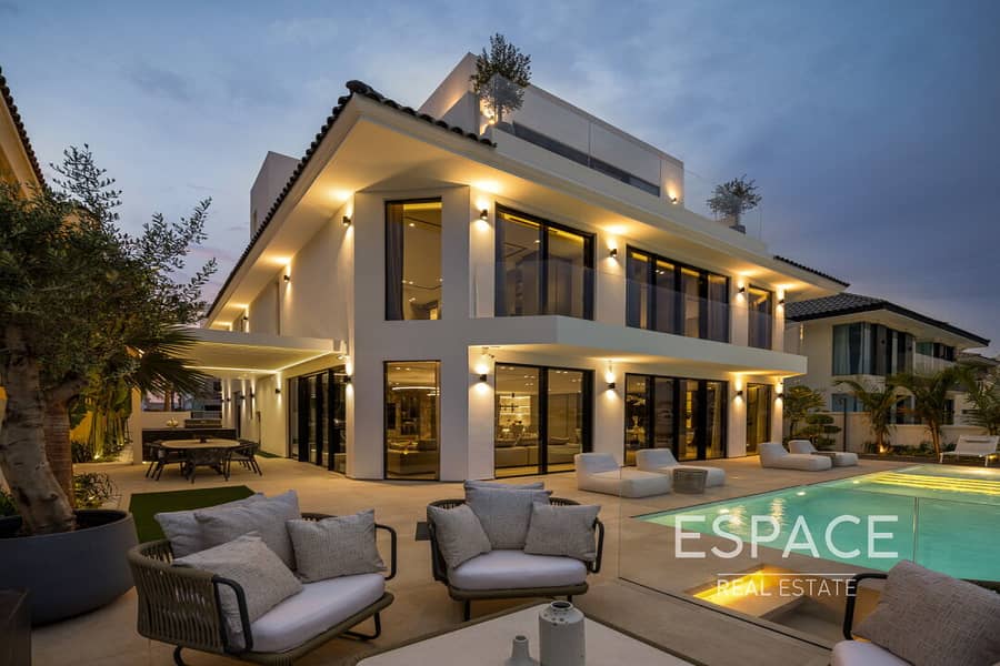 3 Story | Bespoke Garden Home | Furnished