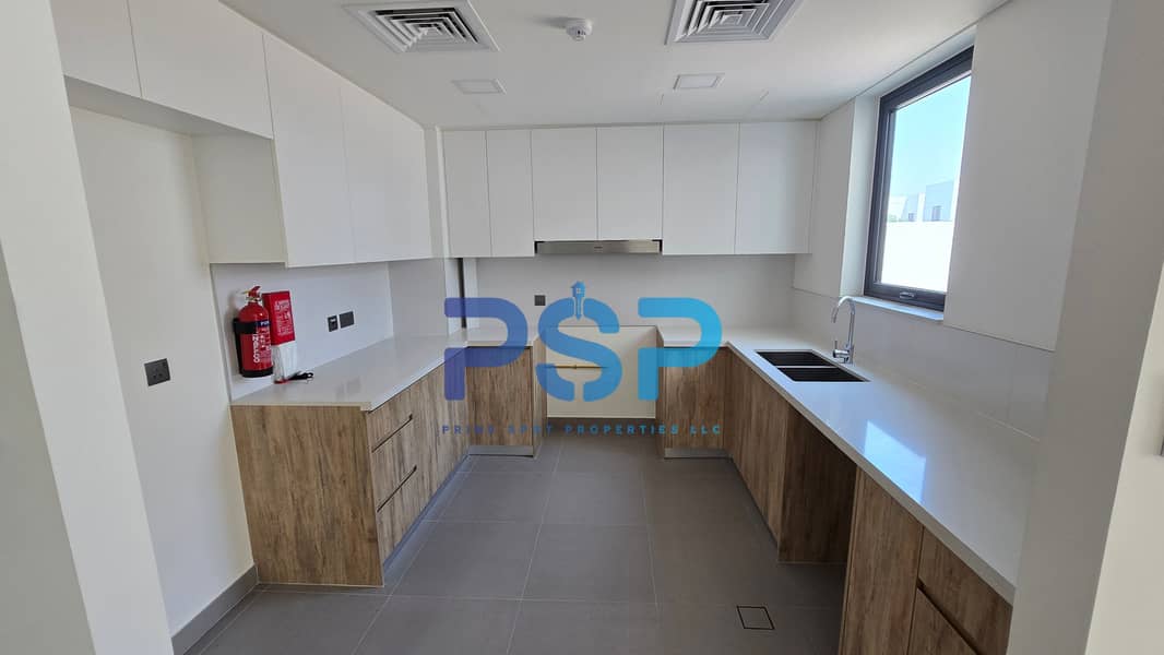 6 Kitchen 2. jpg