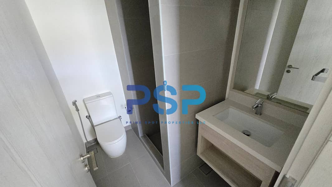 9 Maids washroom 2. jpg
