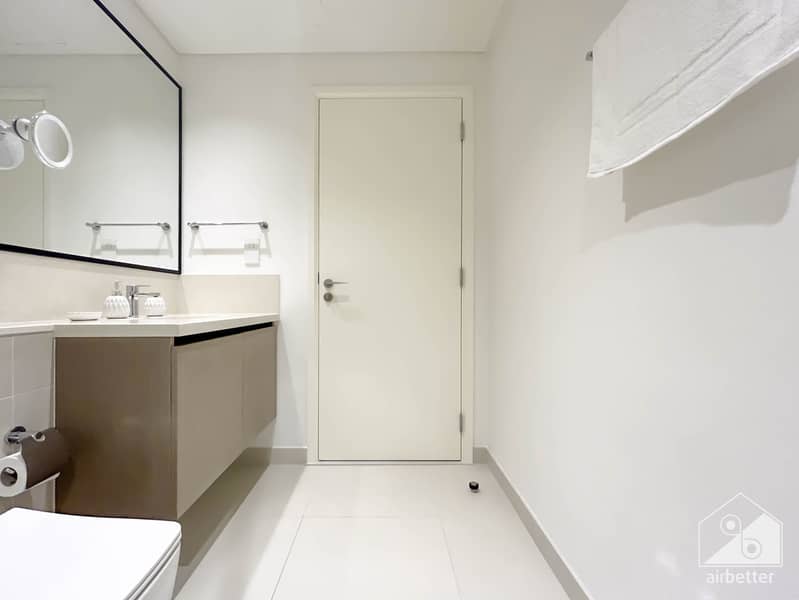 26 Crown Tower - 1207 - Room 1 -11. jpg