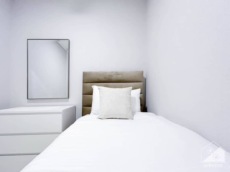 49 Crown Tower - 1207 - Room 4 -1. jpg