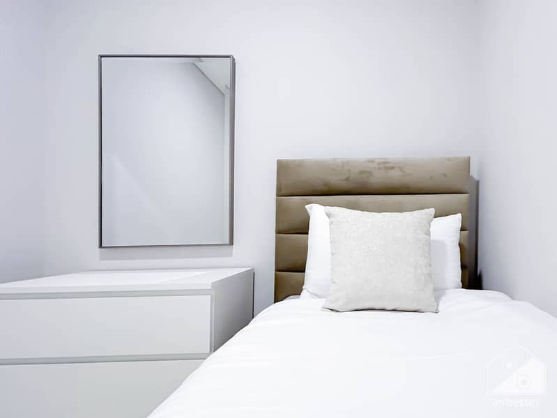 50 Crown Tower - 1207 - Room 4 -2. jpg