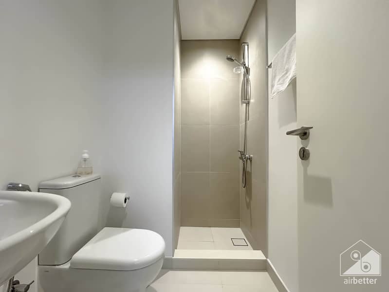 56 Crown Tower - 1207 - WC 2 -1. jpg