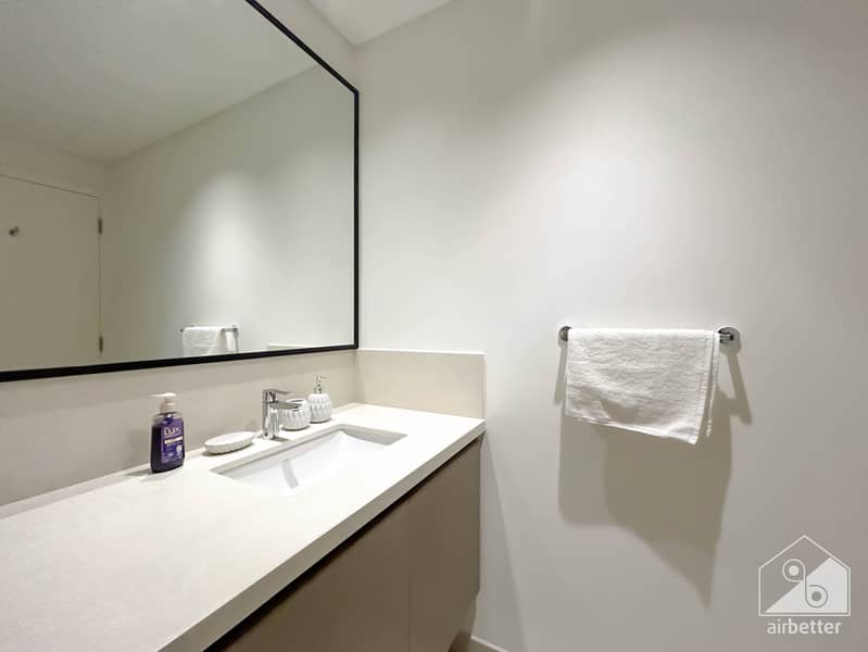 61 Crown Tower - 1207 - WC 3 -3. jpg