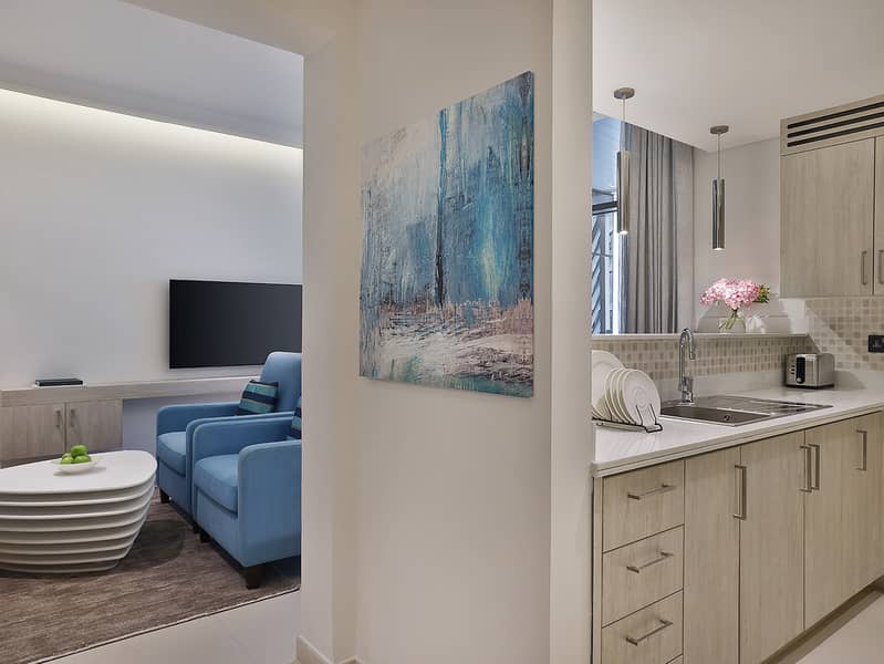 4 NH_Collection_Dubai_The_Palm_Superior_One_Bedroom_Apartment_Kitchen_Overview. jpg