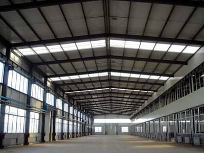 Warehouse for Rent in Abu Dhabi Industrial City, Abu Dhabi - فنی-برای-نصب-سازه-های-فولادی-1. jpg