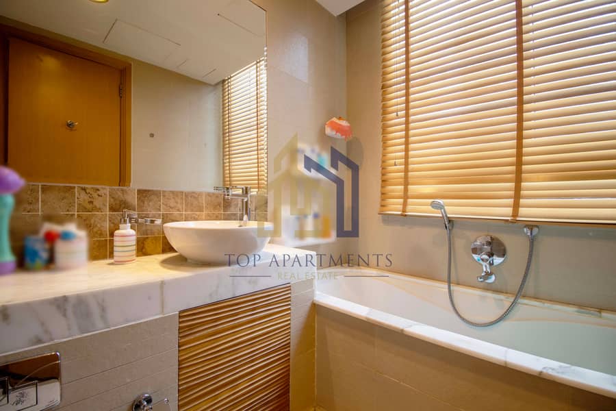 9 Bathroom. jpg