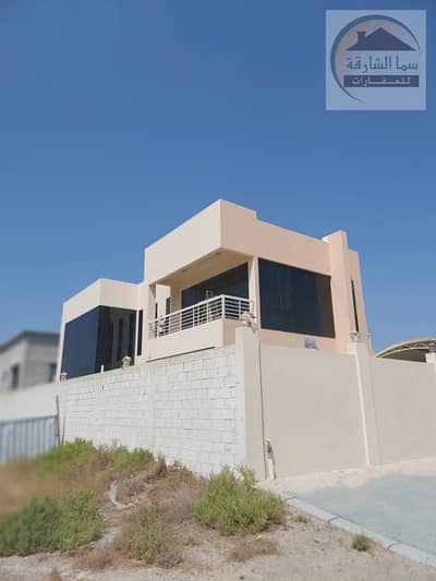 For sale in Al-Yash, a new villa, 6 years old. The villa has high-end finishes, an area of 7,000 square feet, and five rooms.