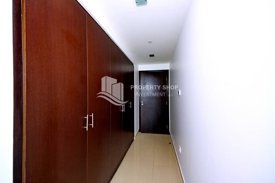 7 2-bedroom-abu-dhabi-al-reem-island-shams-abu-dhabi-sky-tower-walk-in-closet. JPG
