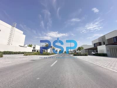 2 Bedroom Townhouse for Sale in Yas Island, Abu Dhabi - 1 street view 3. jpg