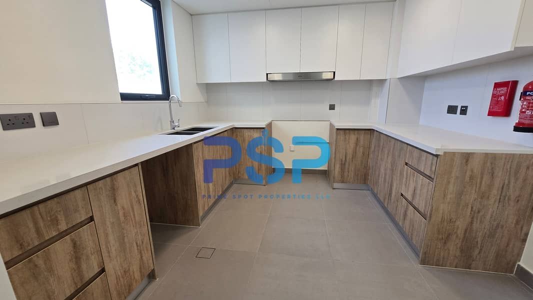 4 Kitchen 2. jpg