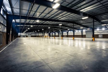Склад в аренду в Аль Саджа промышленная зона, Шарджа - empty-industrial-warehouse-01. jpg