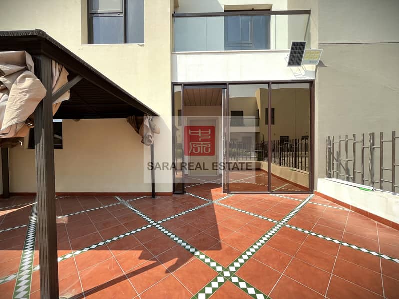 8 1.3 Front Yard. JPG