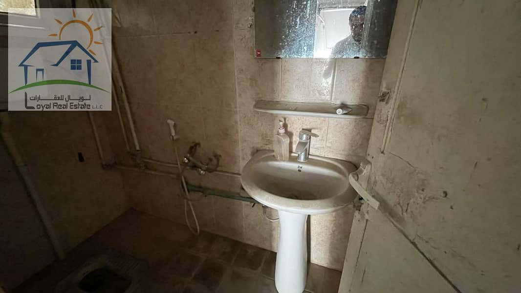 4 Bldg 413 Labor room 2 toilet. jpg