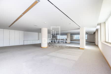 Office for Rent in Bur Dubai, Dubai - Huge Office and Well-kept | Prime Location