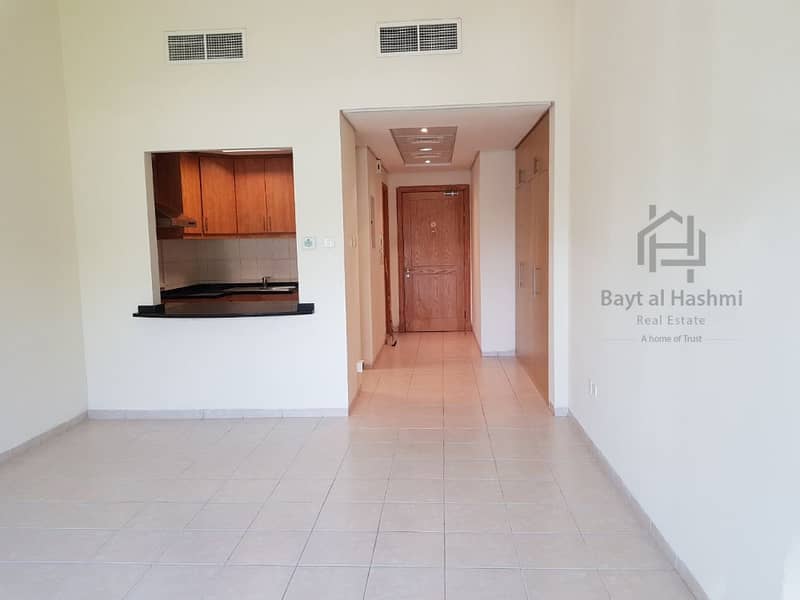 FULL BUILDING FOR RENT!! SPACIOUS AND MAINTAINED STUDIOS AND 1 BEDROOM APARTMENTS.