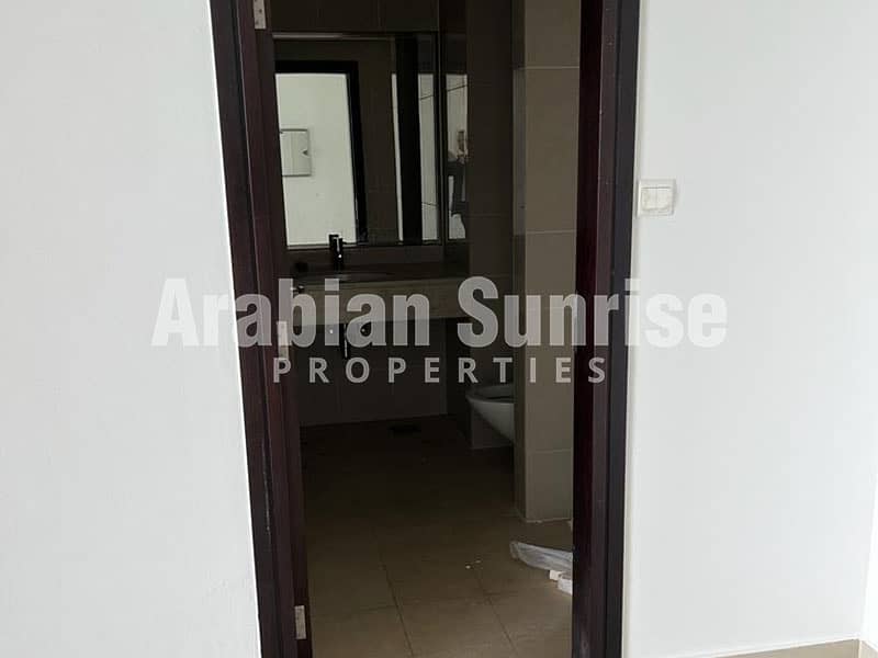 5 Sky Tower-1BR-4710-934sft-Bathroom. jpg