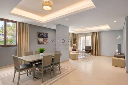 شقة فندقية 2 غرفة نوم للايجار في نخلة جميرا، دبي - Family Two bedroom Garden View Apartment  - Living and Dining room. jpg