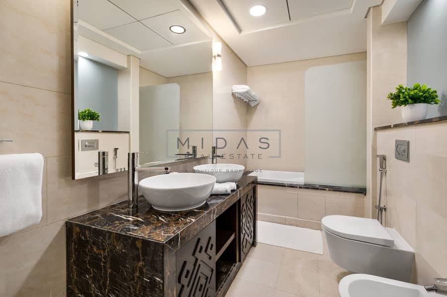 3 Bathroom with bath tub. jpg