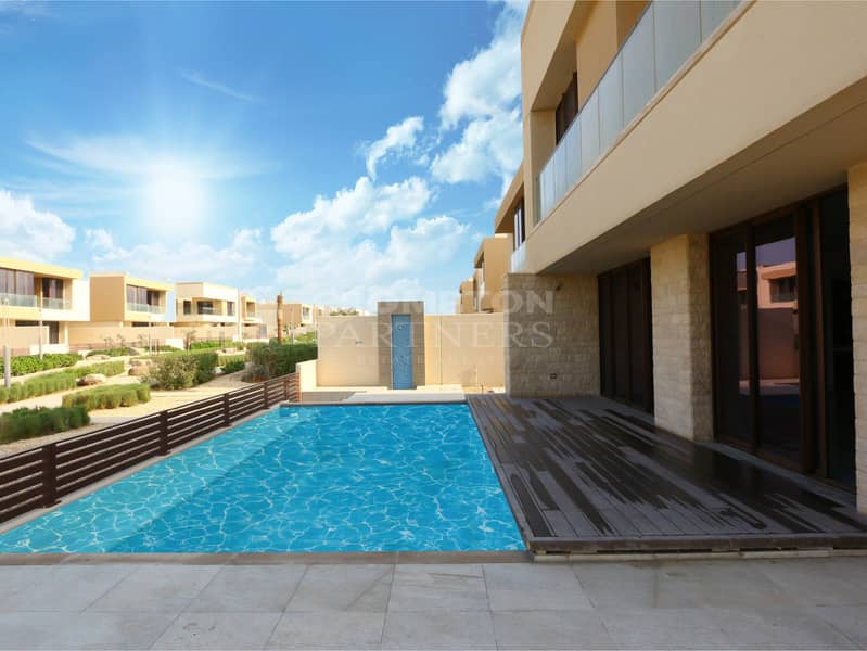Luxury Villa, Pool, Beach Access, Modern Elegance