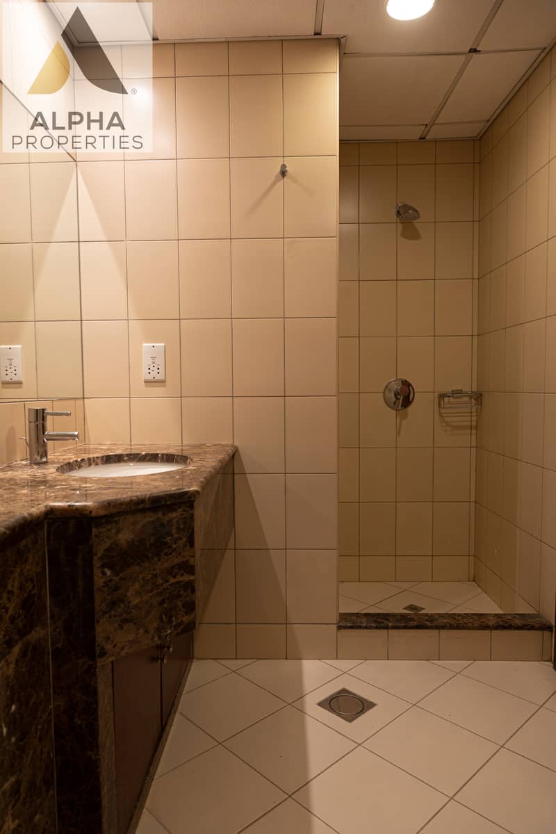 18 0S1A2589 Master Bathroom 4. jpg