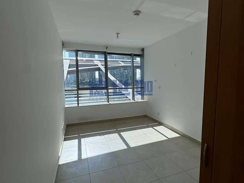 Gorgeous Lake View I Vacant I Prime Location