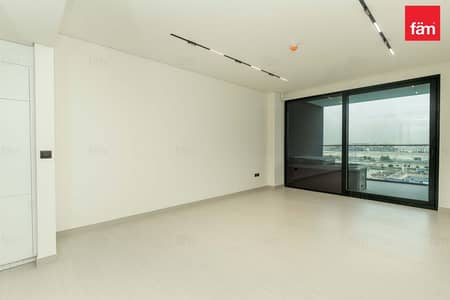 Studio for Rent in Business Bay, Dubai - PRIVATE JACUZZI/CANAL AND POOL VIEW/LUXURY/VACANT
