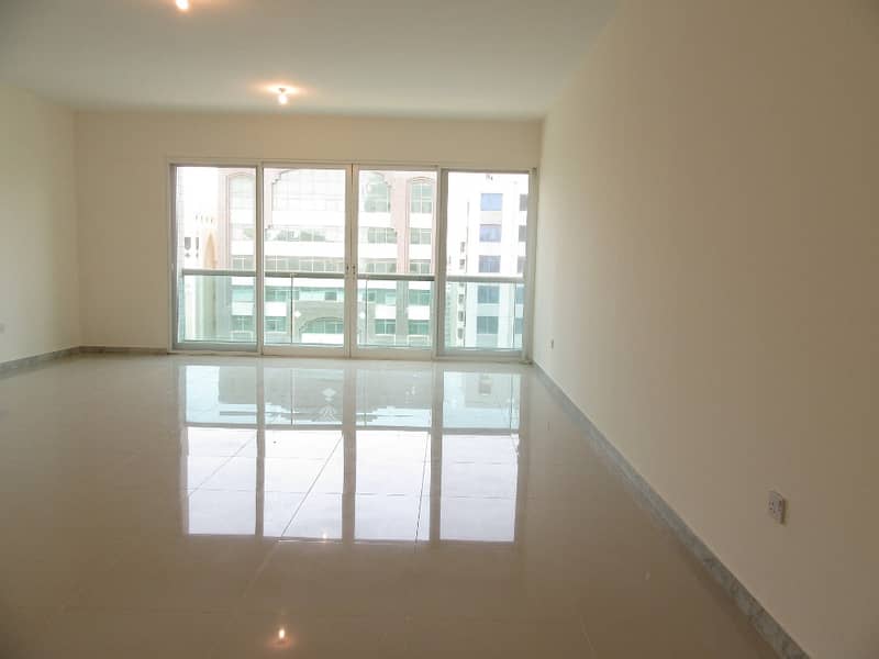 شقة في شارع حمدان 3 غرف 80000 درهم - 4173299