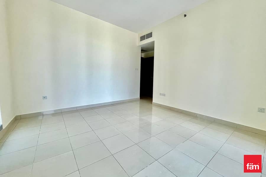 High Floor/ Vacant Apartment/ Spacious Unit High Floor/ Vacant Apartment/ Spacious Unit