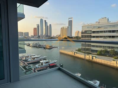 Luxurious 2BR Waterfront Apartment with Iconic Skyscraper Views