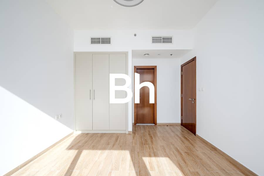 Elegant One-Bedroom Apartment with Canal View Elegant One-Bedroom Apartment with Canal View