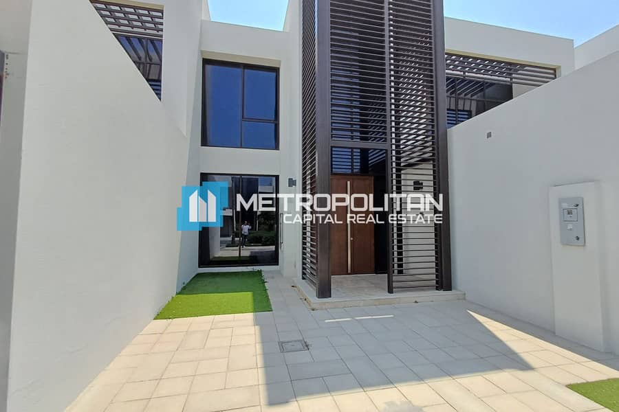 Luxurious 4BR TH | Single Row | Landscape Garden Luxurious 4BR TH | Single Row | Landscape Garden