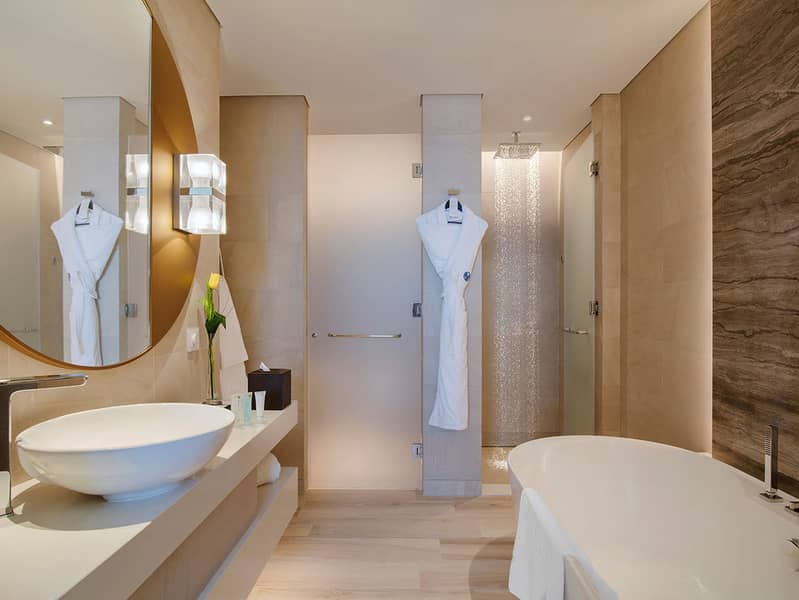 5 Creek View One Bedroom bathroom. jpg