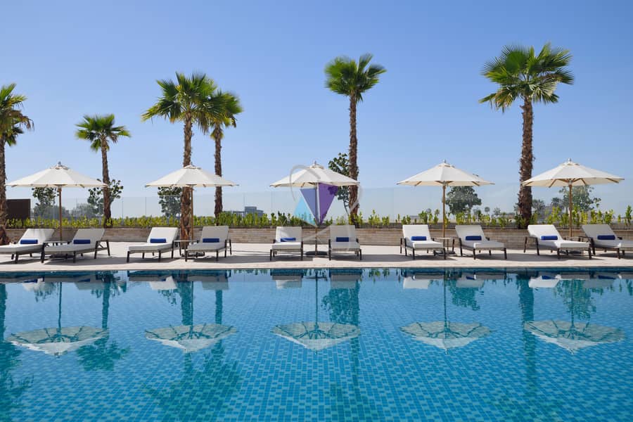 20 Pool Front Centre. JPG