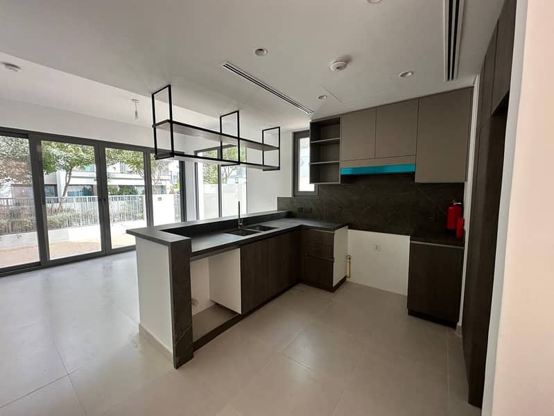 位于蒂拉尔阿尔加夫综合社区,奥拉别墅区 5 卧室的别墅 350000 AED - 11557564 位于蒂拉尔阿尔加夫综合社区,奥拉别墅区 5 卧室的别墅 350000 AED - 11557564